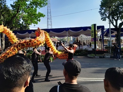 インドネシアの警察署の前で2.jpg
