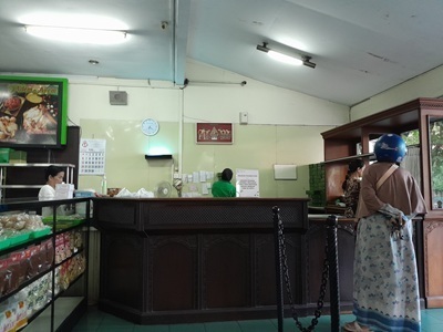 インドネシア鳥の揚げ物有名店のお持ち帰り.jpg